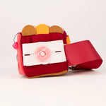 Ob für Kinderhände, Schulpausen oder erwachsene Gedankenpausen: Der Calmi Cube „Ruali“ von Jolly Design ist ein stiller Begleiter, der durch gezielte Handbewegungen die Konzentration stärkt, die Feinmotorik trainiert und innere Unruhe abbaut – ganz ohne Geräusche.