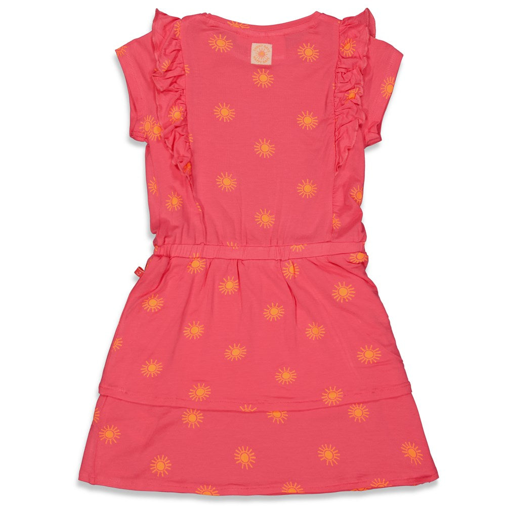 Beschreibung
Dieses farbenfrohe Sommerkleid bringt Leichtigkeit und gute Laune in jeden Tag. Mit seinem lebendigen Allover-Print ist es der perfekte Begleiter für sonnige Stunden und sorgt für einen frischen, stilvollen Auftritt. Das luftige Material garantiert angenehmen Tragekomfort, ideal für warme Tage und entspannte Momente. Setzen Sie auf strahlende Farben und ein Design, das Lebensfreude ausstrahlt.