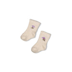 Diese niedlichen Socken von Feetje bringen Farbe und Freude in jeden Schritt. Das charmante Blumenmuster macht sie zum absoluten Hingucker. Aus hochwertigen Materialien gefertigt, bieten sie optimalen Halt und Komfort für den ganzen Tag. Die strapazierfähige Verarbeitung hält auch intensivem Tragen stand, während die verspielten Blütenmotive jedem Outfit eine persönliche Note verleihen. Ein Must-have für alle, die ihre Garderobe mit liebevollen Details bereichern möchten.
