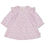 Dieses elegante Pointelle-Kleid von Feetje verzaubert mit seinem zarten Blumenmuster und der feinen gerippten Struktur. Die luftige Pointelle-Verarbeitung sorgt für optimale Atmungsaktivität und angenehmen Tragekomfort an warmen Tagen. Das liebevolle Blumenmuster verleiht dem Kleid eine verspielte Note, die jedes Outfit aufwertet. Die hochwertige Qualität verspricht lange Freude am Tragen, während sich das Kleid mühelos zu verschiedenen Anlässen kombinieren lässt – von Freizeit bis Festlichkeit.