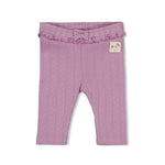 Beschreibung
Die Gerippte Legging Pointelle - Flower Ranch von Feetje verbindet Eleganz mit maximaler Bequemlichkeit für dein Baby. Das feine Pointelle-Rippenmuster sorgt für eine zarte Optik und sanfte Haptik auf empfindlicher Babyhaut. Die elastische Passform wächst mit deinem Kind mit und ermöglicht volle Bewegungsfreiheit bei allen Aktivitäten. Zeitlos schön und praktisch zugleich – die perfekte Grundlage für jeden Tag.