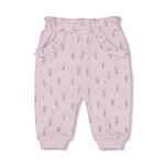 Beschreibung
Entdecke die Hose AOP - Flower Ranch von Feetje, das perfekte Kleidungsstück für dein Baby. Mit ihrem charmanten Blumenmuster bringt diese Hose Farbe und Freude in den Alltag deines Kleinen. Die hochwertige Verarbeitung garantiert Komfort und Langlebigkeit, während das niedliche Design alle Blicke auf sich zieht.