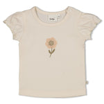 Dieses charmante T-Shirt von Feetje besticht durch eine liebevoll handgefertigte Häkelblume, die jedem Look das gewisse Etwas verleiht.