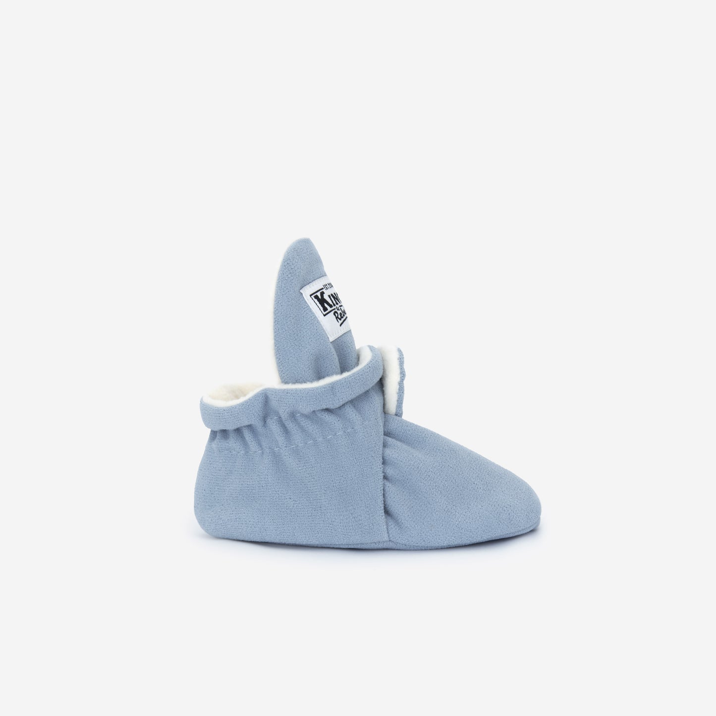 Beschreibung
Die Kings & Rebels Baby Booties wurden mit einem einfachen und praktischen Druckknopf- Verschluss entworfen, was das Anziehen von strampelnden Babys in wenigen Sekunden ermöglicht.
Der komplett um die Ferse verlaufende und über dem Knöchel sitzende, integrierte Gummizug verhindert auch bei sehr aktiven Babys das Herunterrutschen des Booties.
Die Booties passen sich perfekt an die individuelle Form der Babyfüße an und schränken somit die natürliche Entwicklung in keinster Weise ein. 