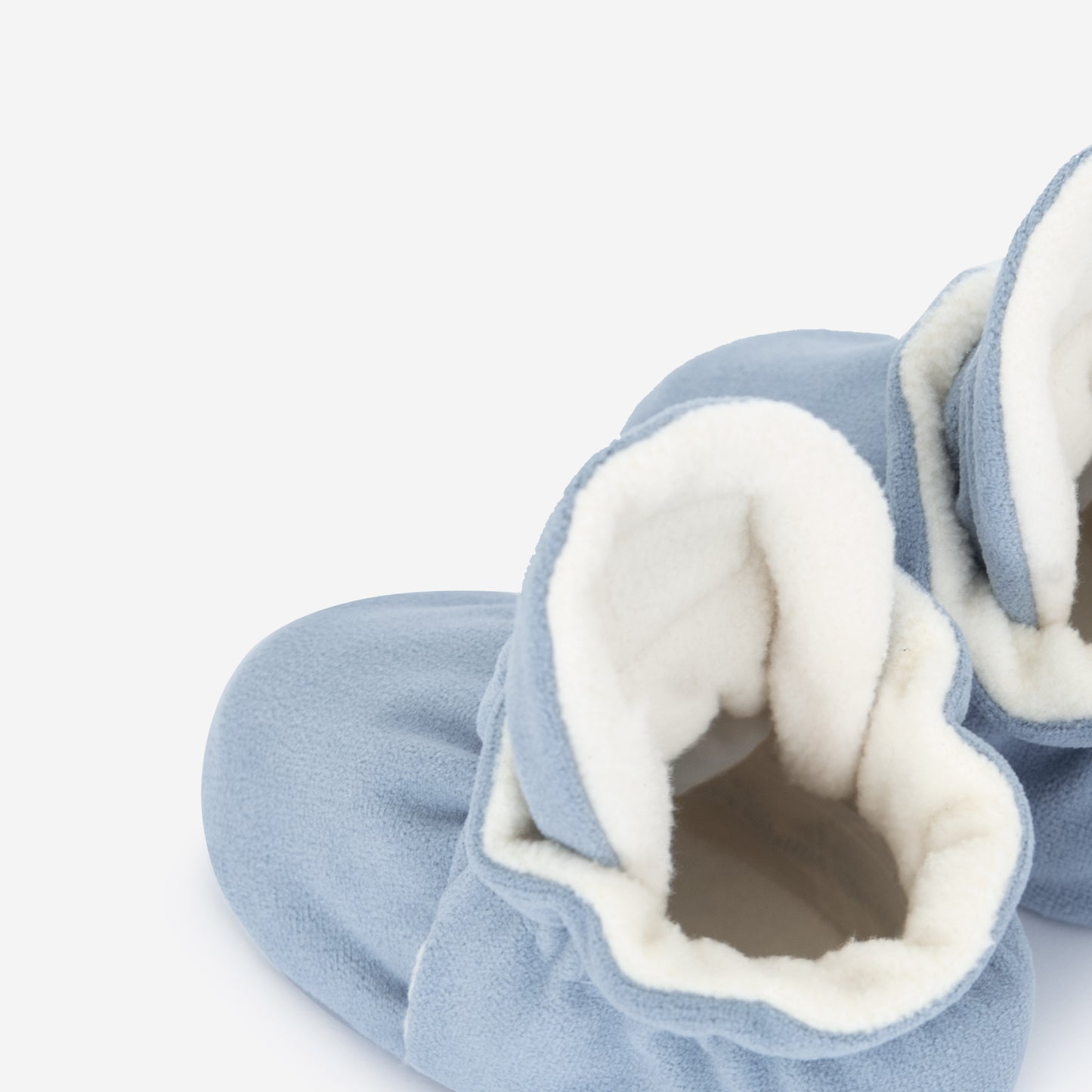 Beschreibung
Die Kings & Rebels Baby Booties wurden mit einem einfachen und praktischen Druckknopf- Verschluss entworfen, was das Anziehen von strampelnden Babys in wenigen Sekunden ermöglicht.
Der komplett um die Ferse verlaufende und über dem Knöchel sitzende, integrierte Gummizug verhindert auch bei sehr aktiven Babys das Herunterrutschen des Booties.
Die Booties passen sich perfekt an die individuelle Form der Babyfüße an und schränken somit die natürliche Entwicklung in keinster Weise ein. 