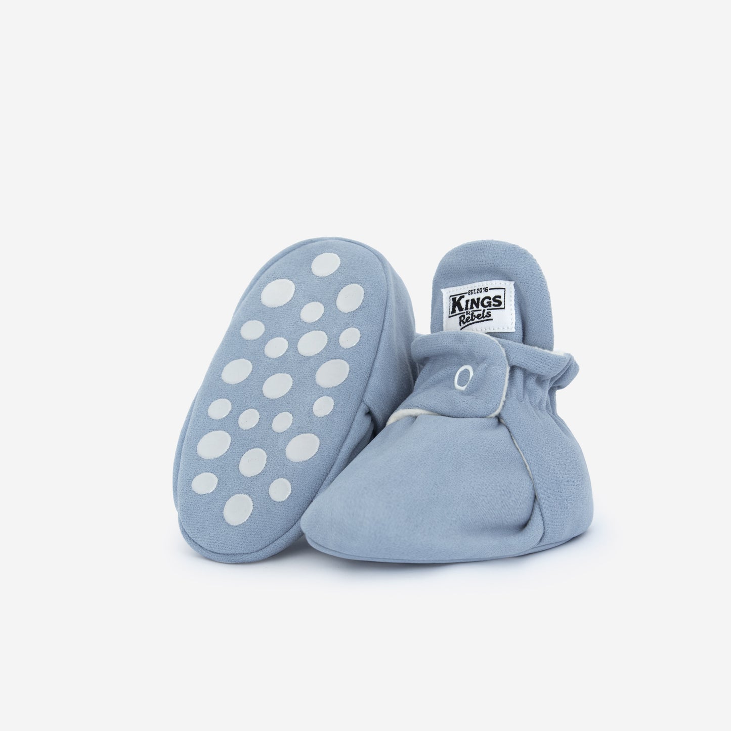 Beschreibung
Die Kings & Rebels Baby Booties wurden mit einem einfachen und praktischen Druckknopf- Verschluss entworfen, was das Anziehen von strampelnden Babys in wenigen Sekunden ermöglicht.
Der komplett um die Ferse verlaufende und über dem Knöchel sitzende, integrierte Gummizug verhindert auch bei sehr aktiven Babys das Herunterrutschen des Booties.
Die Booties passen sich perfekt an die individuelle Form der Babyfüße an und schränken somit die natürliche Entwicklung in keinster Weise ein. 