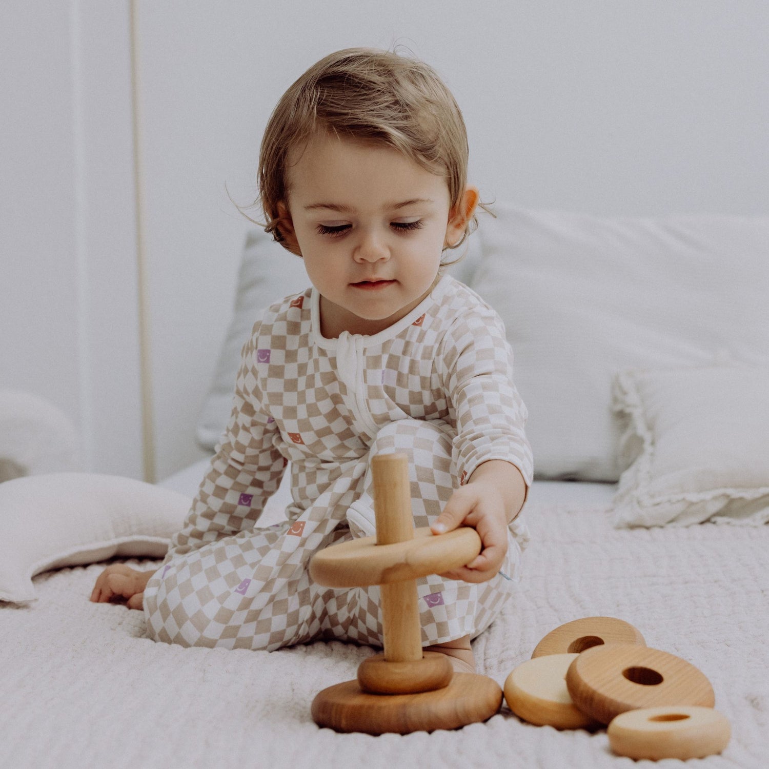 Die Emma & Noah Babyschlafanzüge aus weicher Rippenstruktur sorgen für süße Träume ohne Sorgen. Der luftige Viskose-Baumwoll-Mix hält dein Baby angenehm trocken und bequem. Mit dem praktischen Reißverschluss vorne geht das An- und Ausziehen sowie das Wickeln spielend leicht. Der kleine Kinnschutz bewahrt zarte Babyhaut vor Druckstellen. Offene Füßchen laden zum ersten Entdecken und Toben ein – perfekt für kleine Abenteuerlustige!