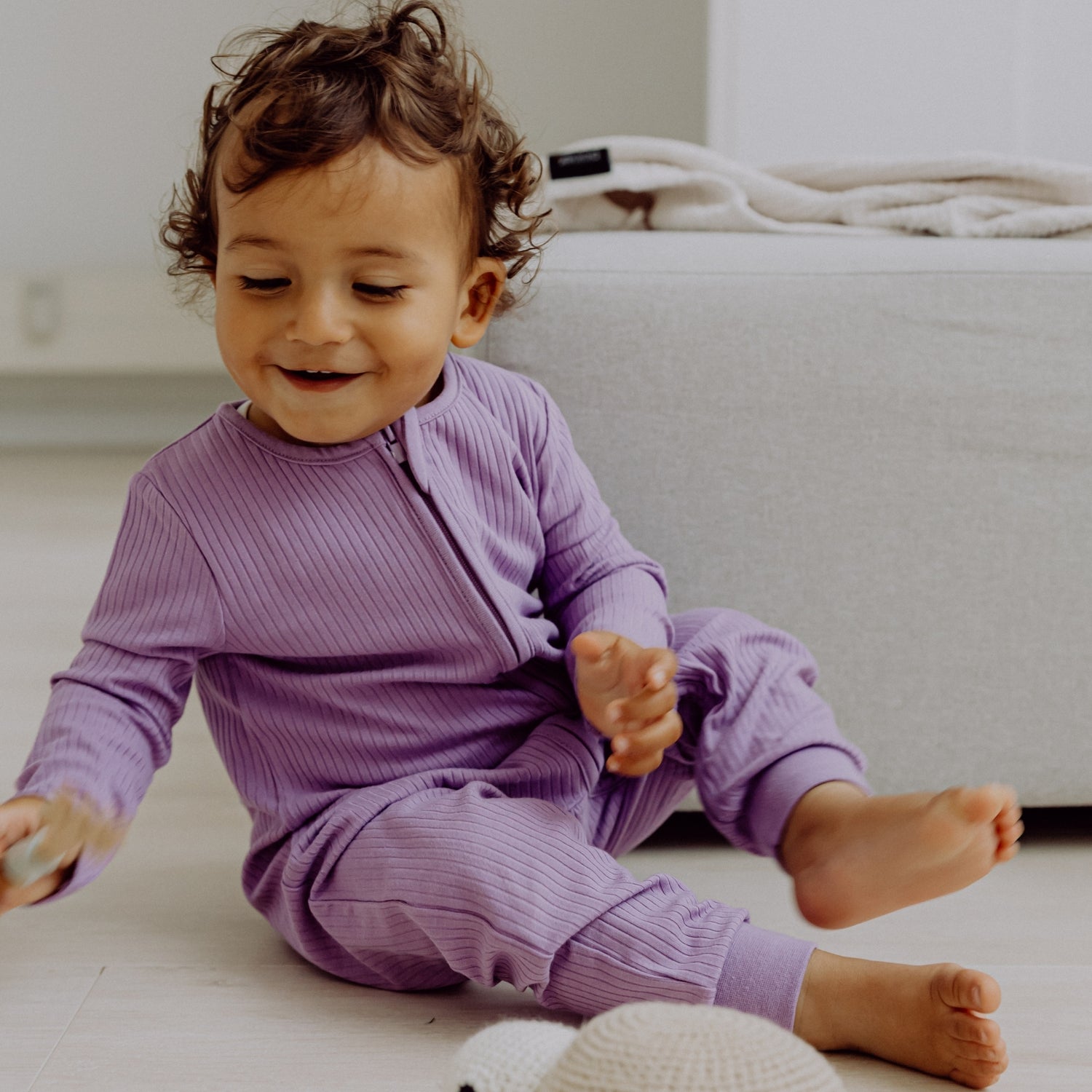 Die Emma & Noah Babyschlafanzüge aus weicher Rippenstruktur sorgen für süße Träume ohne Sorgen. Der luftige Viskose-Baumwoll-Mix hält dein Baby angenehm trocken und bequem. Mit dem praktischen Reißverschluss vorne geht das An- und Ausziehen sowie das Wickeln spielend leicht. Der kleine Kinnschutz bewahrt zarte Babyhaut vor Druckstellen. Offene Füßchen laden zum ersten Entdecken und Toben ein – perfekt für kleine Abenteuerlustige!