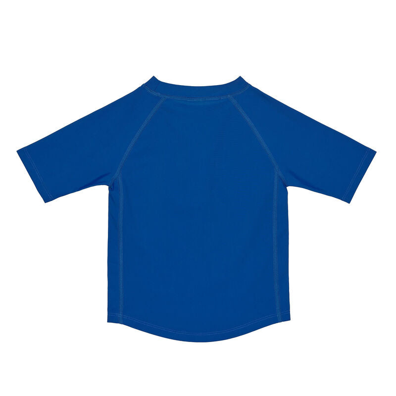 Das blaue, kurzärmelige Kinder UV Shirt mit UV-Schutz 60 kommt mit einem Kamel Print und extra weichem Stoff. Das atmungsaktive und schnelltrocknende Material sorgt für eine angenehme Passform und Badespaß.