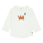 Das weiße, langärmelige Kinder UV Shirt mit UV-Schutz 60 kommt mit einem Kamel Print und extra weichem Stoff. Das atmungsaktive und schnelltrocknende Material sorgt für eine angenehme Passform und Badespaß