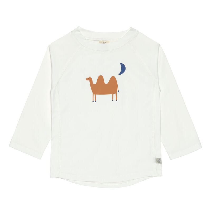 Das weiße, langärmelige Kinder UV Shirt mit UV-Schutz 60 kommt mit einem Kamel Print und extra weichem Stoff. Das atmungsaktive und schnelltrocknende Material sorgt für eine angenehme Passform und Badespaß