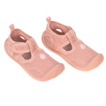 Die pinken Kinder Badeschuhe sind leicht, atmungsaktiv und schnell trocknend. Ihre flexible Antirutsch-Sohle und die praktischen Klettverschlüsse sorgen für einen optimalen Halt. Die Baby Sandalen sind ideal für den Strand.
