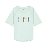 Das mintgrüne, kurzärmelige Kinder UV Shirt mit UV-Schutz 60 kommt mit einem Palms Print und extra weichem Stoff. Das atmungsaktive und schnelltrocknende Material sorgt für eine angenehme Passform und Badespaß. Geeignet von 3 Monaten bis 3 Jahren.