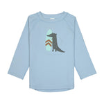 Das hellblaue, langärmelige Kinder UV Shirt mit UV-Schutz 60 kommt mit einem Crocodile Print und extra weichem Stoff. Das atmungsaktive und schnelltrocknende Material sorgt für eine angenehme Passform und Badespaß. Geeignet von 3 Monaten bis 3 Jahren.