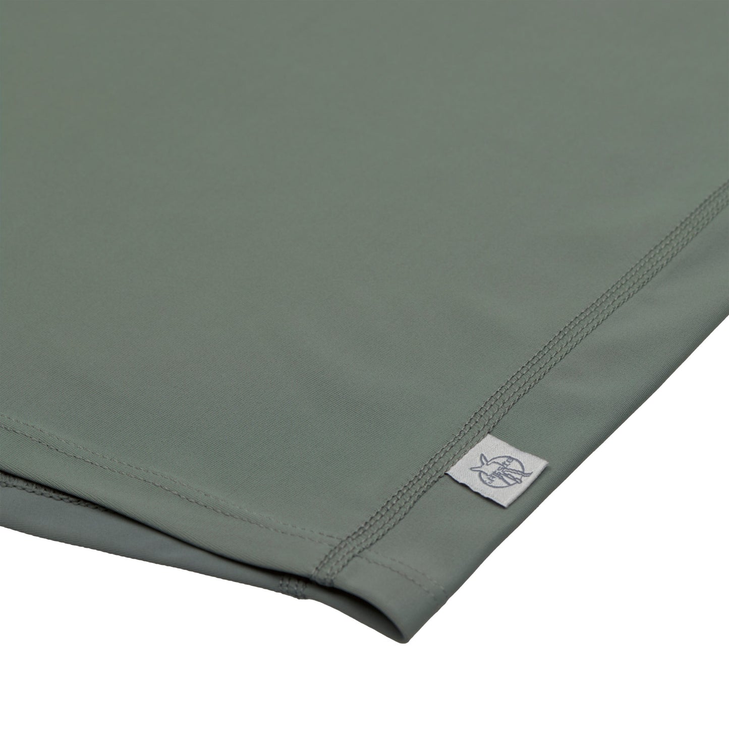 Das olivgrüne, langärmelige Kinder UV Shirt mit UV-Schutz 60 kommt mit einem Palmen Print und extra weichem Stoff. Das atmungsaktive und schnelltrocknende Material sorgt für eine angenehme Passform und Badespaß. Geeignet von 3 Monaten bis 3 Jahren.