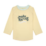 Das gelbe, langärmelige Kinder UV Shirt mit UV-Schutz 60 kommt mit einem Waves Print und extra weichem Stoff. Das atmungsaktive und schnelltrocknende Material sorgt für eine angenehme Passform und Badespaß. Geeignet von 3 Monaten bis 3 Jahren.
