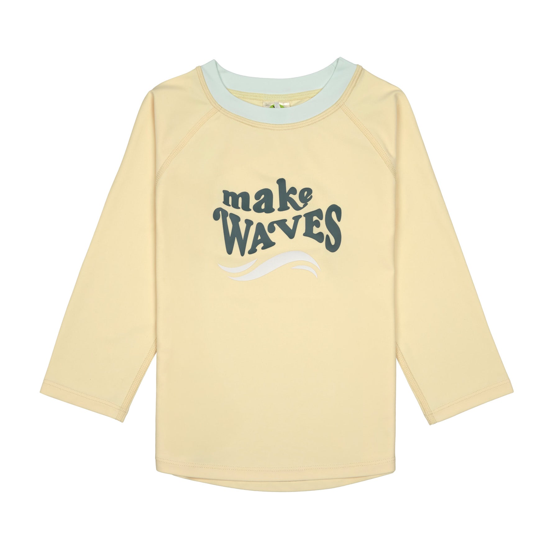Das gelbe, langärmelige Kinder UV Shirt mit UV-Schutz 60 kommt mit einem Waves Print und extra weichem Stoff. Das atmungsaktive und schnelltrocknende Material sorgt für eine angenehme Passform und Badespaß. Geeignet von 3 Monaten bis 3 Jahren.