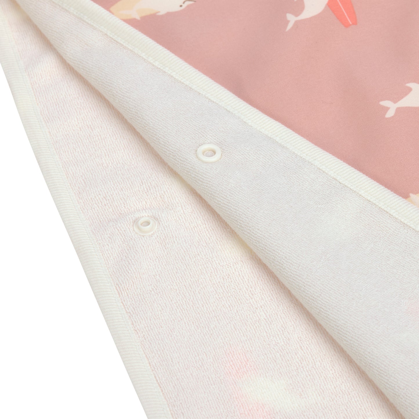 Der kuschelige Kinder UV Badeponcho im Dolphin peach Design mit UV-Schutz 80 hält nach dem Planschen wunderbar warm. Die Mikrofaser-Außenseite vom Beach Poncho schützt vor Wind, seine Frottee-Innenseite nimmt Feuchtigkeit auf. Geeignet bis 3 Jahre.