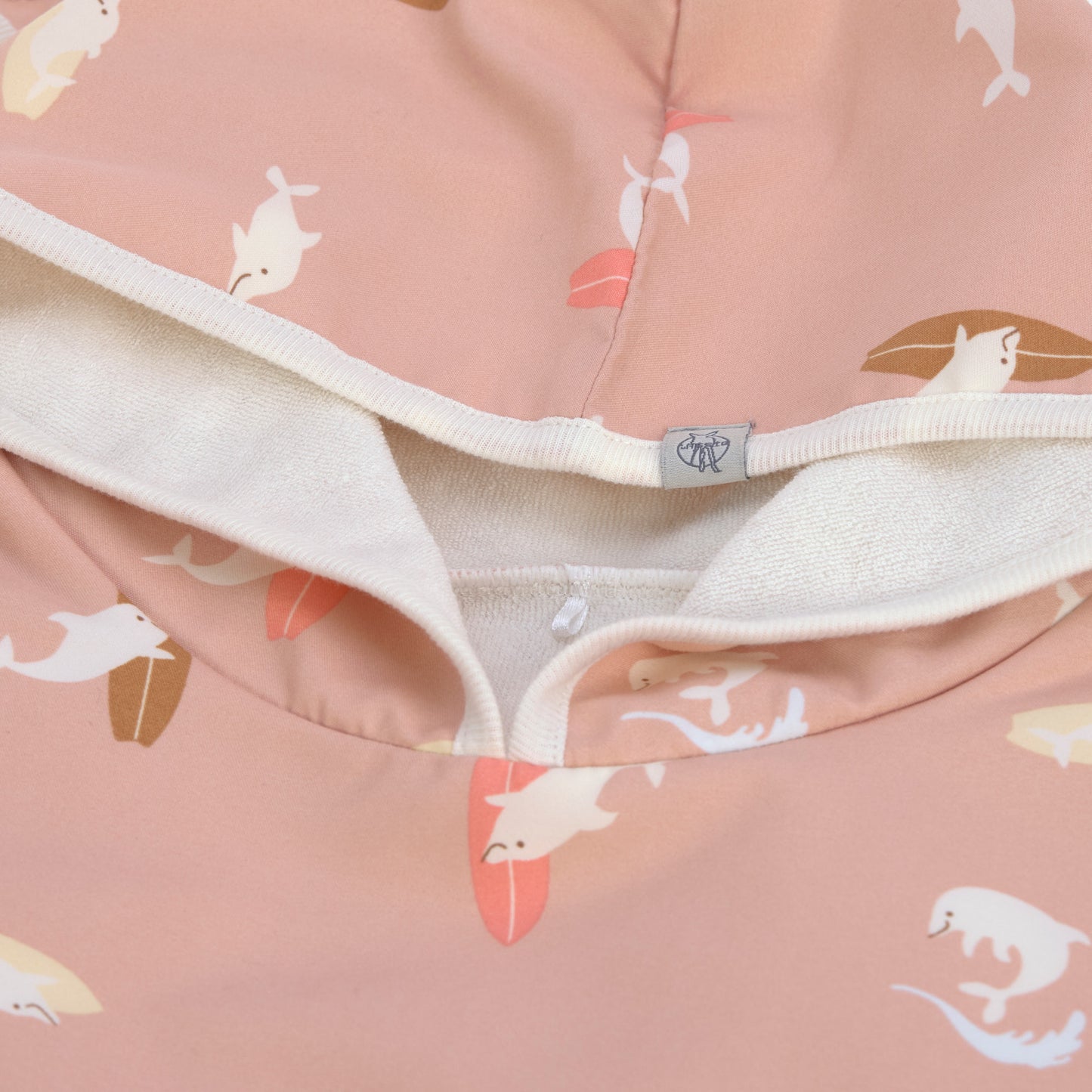 Der kuschelige Kinder UV Badeponcho im Dolphin peach Design mit UV-Schutz 80 hält nach dem Planschen wunderbar warm. Die Mikrofaser-Außenseite vom Beach Poncho schützt vor Wind, seine Frottee-Innenseite nimmt Feuchtigkeit auf. Geeignet bis 3 Jahre.