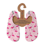 Dank seiner griffigen Antirutsch-Sohle bietet Slipstop Sicherheit auf nassen und rutschigen Böden.
 
- Schuhe mit Antirutsch-Sohle für viele Nutzungsbereiche geeignet.
- Schutz vor heissem Sand am Strand, Insekten, Bienen, Bakterien und Keimen
- leicht, flexibel und bequem
- einfach an- und auszuziehen wie eine Socke
- aus atmungsaktivem und schnell trocknendem Stoff
- ohne gefährliche Weichmacher und Klebstoffe
- Sonnenschutzfaktor 50+
- viele farbenfrohe und fröhliche Motive für das ganze Jahr
- idea