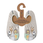 Dank seiner griffigen Antirutsch-Sohle bietet Slipstop Sicherheit auf nassen und rutschigen Böden.
 
- Schuhe mit Antirutsch-Sohle für viele Nutzungsbereiche geeignet.
- Schutz vor heissem Sand am Strand, Insekten, Bienen, Bakterien und Keimen
- leicht, flexibel und bequem
- einfach an- und auszuziehen wie eine Socke
- aus atmungsaktivem und schnell trocknendem Stoff
- ohne gefährliche Weichmacher und Klebstoffe
- Sonnenschutzfaktor 50+
- viele farbenfrohe und fröhliche Motive für das ganze Jahr
- idea