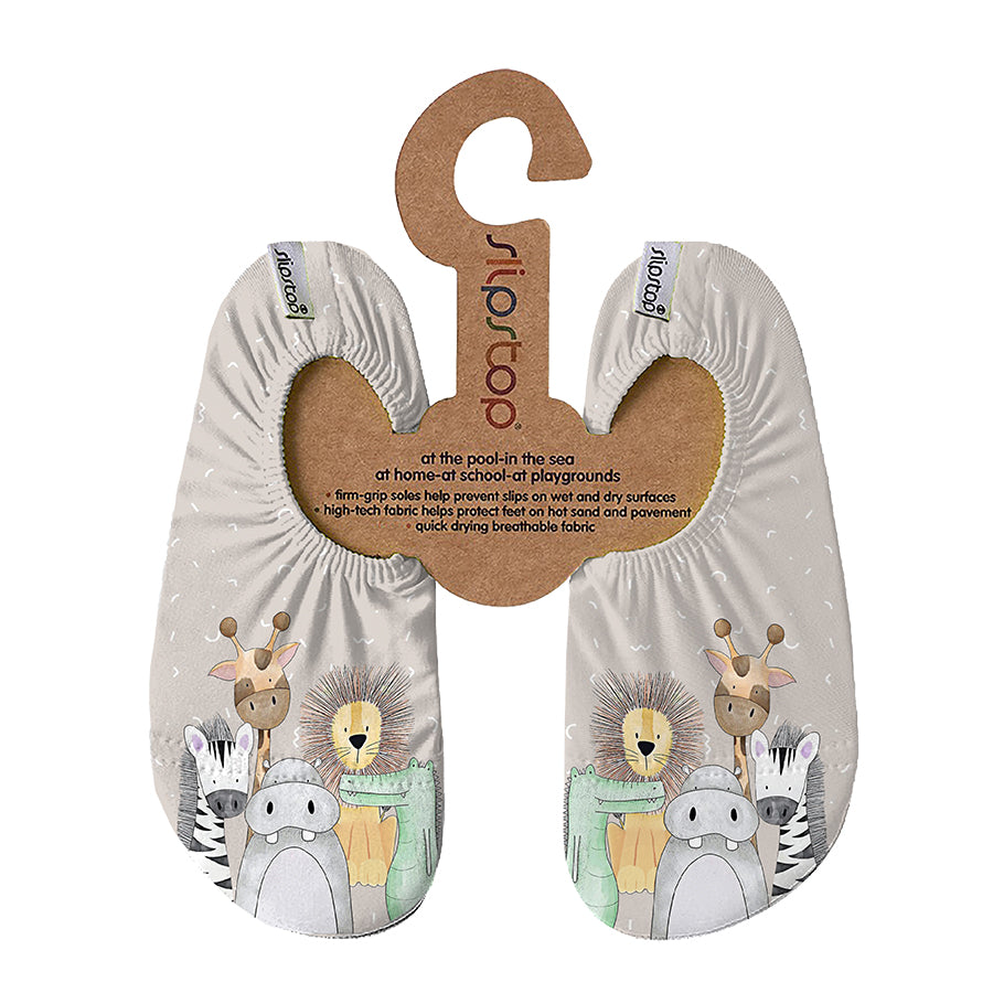 Dank seiner griffigen Antirutsch-Sohle bietet Slipstop Sicherheit auf nassen und rutschigen Böden.
 
- Schuhe mit Antirutsch-Sohle für viele Nutzungsbereiche geeignet.
- Schutz vor heissem Sand am Strand, Insekten, Bienen, Bakterien und Keimen
- leicht, flexibel und bequem
- einfach an- und auszuziehen wie eine Socke
- aus atmungsaktivem und schnell trocknendem Stoff
- ohne gefährliche Weichmacher und Klebstoffe
- Sonnenschutzfaktor 50+
- viele farbenfrohe und fröhliche Motive für das ganze Jahr
- idea