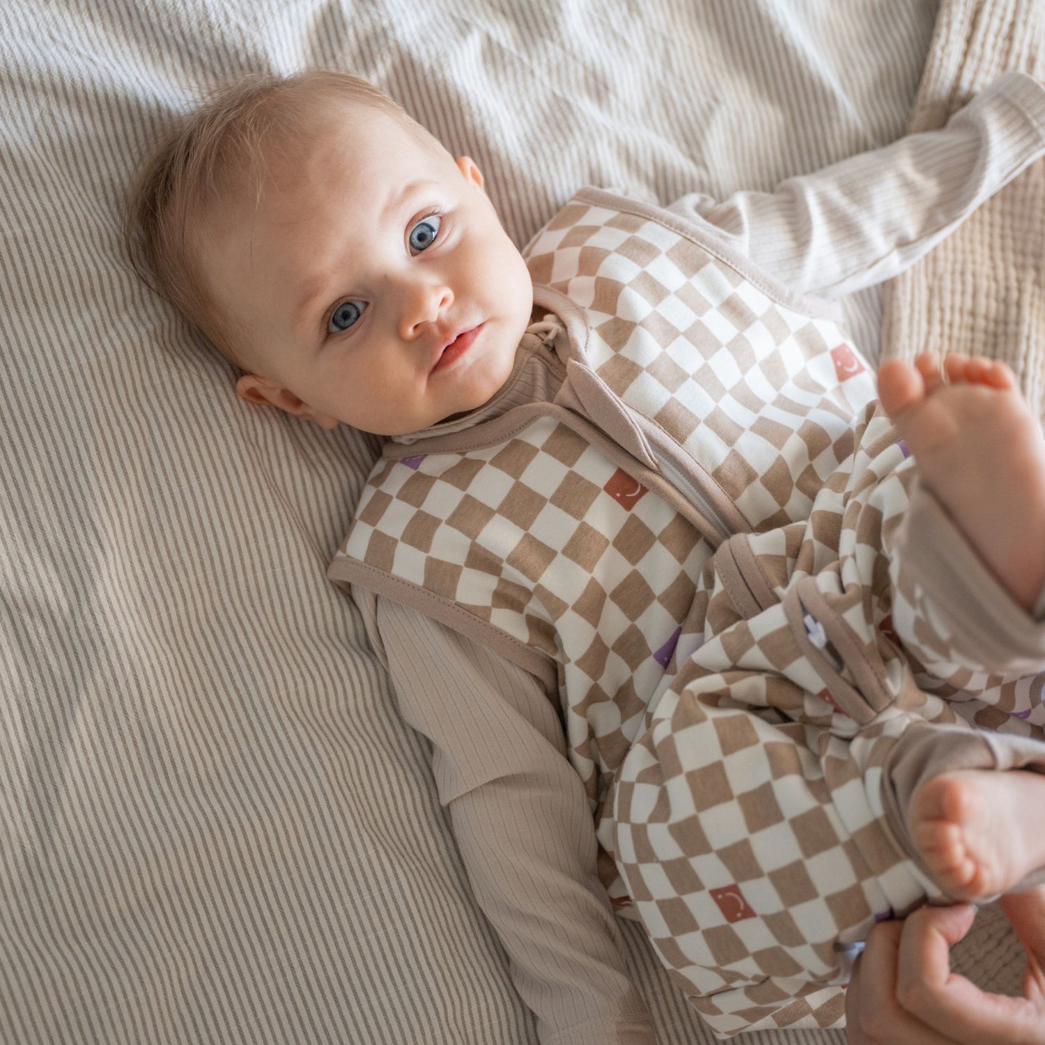 Dieser Schlafsack aus 100% Bio-Baumwolle von Emma &  Noah verwöhnt die zarte Babyhaut und bietet viel Bewegungsfreiheit – ob Tag oder Nacht. Mit einem TOG-Wert von 1.0 ist er perfekt für gemütliche 18 bis 24 °C und sorgt dafür, dass Dein kleiner Schatz warm und sicher schläft, ohne sich freizutreten. Der praktische Reißverschluss macht das An- und Ausziehen kinderleicht, während die erstklassige Verarbeitung für lange Freude sorgt. Entdecke geborgenen Schlaf mit einem Hauch von Abenteuer!