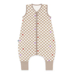 Dieser Schlafsack aus 100% Bio-Baumwolle von Emma &  Noah verwöhnt die zarte Babyhaut und bietet viel Bewegungsfreiheit – ob Tag oder Nacht. Mit einem TOG-Wert von 1.0 ist er perfekt für gemütliche 18 bis 24 °C und sorgt dafür, dass Dein kleiner Schatz warm und sicher schläft, ohne sich freizutreten. Der praktische Reißverschluss macht das An- und Ausziehen kinderleicht, während die erstklassige Verarbeitung für lange Freude sorgt. Entdecke geborgenen Schlaf mit einem Hauch von Abenteuer!