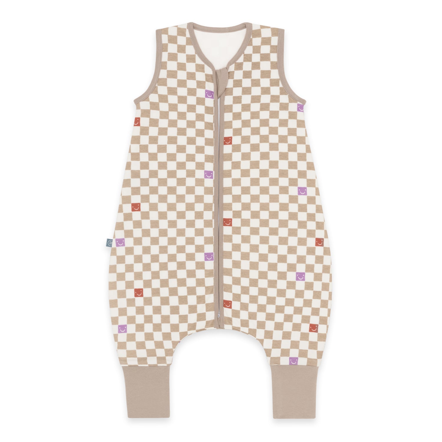 Dieser Schlafsack aus 100% Bio-Baumwolle von Emma &  Noah verwöhnt die zarte Babyhaut und bietet viel Bewegungsfreiheit – ob Tag oder Nacht. Mit einem TOG-Wert von 1.0 ist er perfekt für gemütliche 18 bis 24 °C und sorgt dafür, dass Dein kleiner Schatz warm und sicher schläft, ohne sich freizutreten. Der praktische Reißverschluss macht das An- und Ausziehen kinderleicht, während die erstklassige Verarbeitung für lange Freude sorgt. Entdecke geborgenen Schlaf mit einem Hauch von Abenteuer!