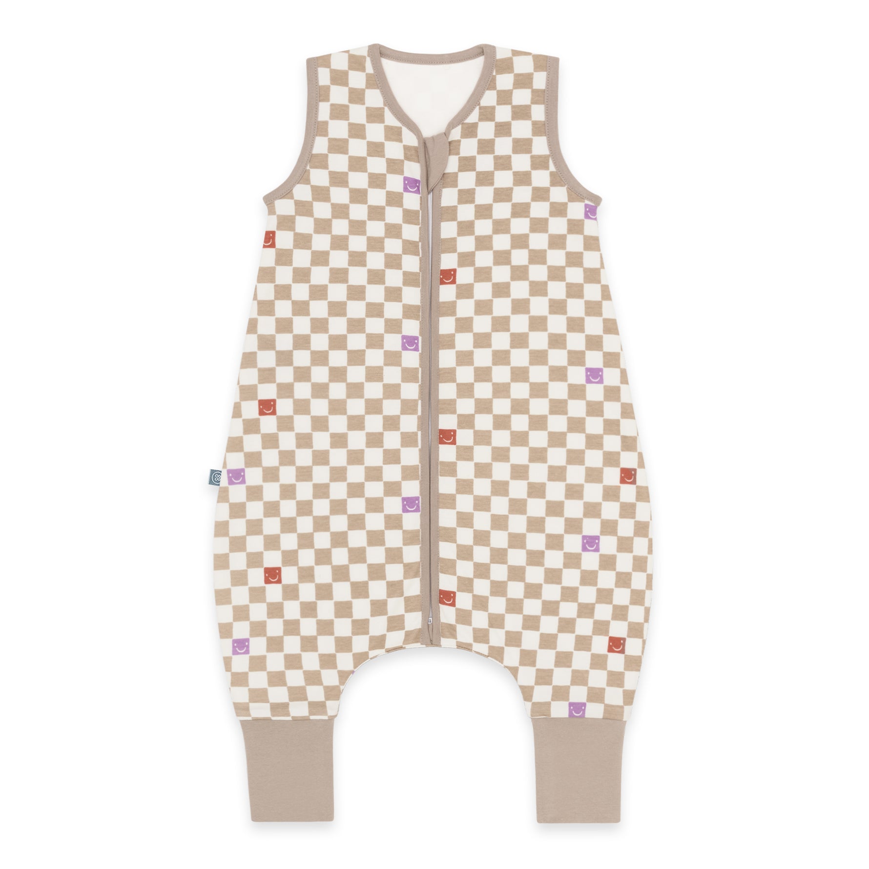 Dieser Schlafsack aus 100% Bio-Baumwolle von Emma &  Noah verwöhnt die zarte Babyhaut und bietet viel Bewegungsfreiheit – ob Tag oder Nacht. Mit einem TOG-Wert von 1.0 ist er perfekt für gemütliche 18 bis 24 °C und sorgt dafür, dass Dein kleiner Schatz warm und sicher schläft, ohne sich freizutreten. Der praktische Reißverschluss macht das An- und Ausziehen kinderleicht, während die erstklassige Verarbeitung für lange Freude sorgt. Entdecke geborgenen Schlaf mit einem Hauch von Abenteuer!