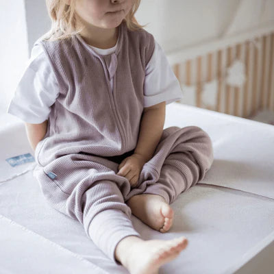 Der Schlafsack aus 100% Bio-Baumwolle mit 1.0 TOG hält Dein Baby warm, leicht und atmungsaktiv. Er bietet maximale Bewegungsfreiheit und sorgt für sicheren Schlaf, da das Gesicht frei bleibt und der Schlafsack nicht verrutschen kann. Der Komfort-Reißverschluss schützt das Kinn, während weiche Abschlüsse am Hals und den Armen für angenehmes Tragegefühl sorgen. Ideal für ruhige Nächte und entspanntes Träumen.