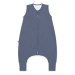 Der Schlafsack aus weicher Bio-Baumwolle (Mini-Piqué) von Emma & Noah schützt die zarte Babyhaut und bietet viel Bewegungsfreiheit. Mit TOG 1.0 hält er bei 18–24 °C kuschelig warm. Sicher eingepackt, kann Dein Baby entspannt schlafen. Der praktische Reißverschluss macht das Anziehen kinderleicht, und die hochwertige Verarbeitung sorgt für lange Freude!