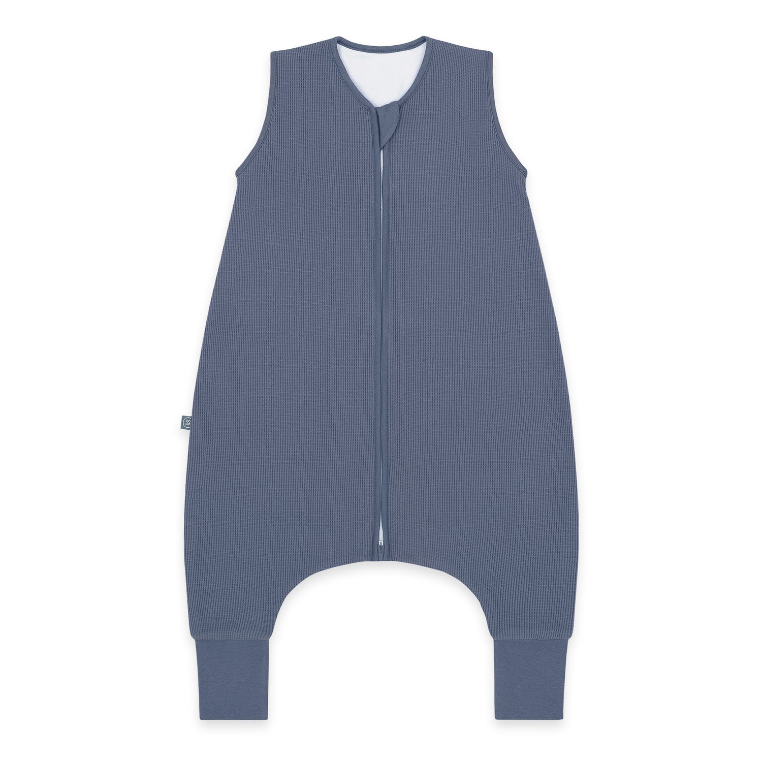 Der Schlafsack aus weicher Bio-Baumwolle (Mini-Piqué) von Emma & Noah schützt die zarte Babyhaut und bietet viel Bewegungsfreiheit. Mit TOG 1.0 hält er bei 18–24 °C kuschelig warm. Sicher eingepackt, kann Dein Baby entspannt schlafen. Der praktische Reißverschluss macht das Anziehen kinderleicht, und die hochwertige Verarbeitung sorgt für lange Freude!