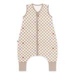 Aus weicher Bio-Baumwolle gefertigt, um die zarte Haut Deines Babys zu verwöhnen. Mit leichter Fütterung sorgt dieser Schlafsack von Emma & Noah für gemütliche Wärme, während die Füßchen für ungestörte Bewegungsfreiheit sorgen – tagsüber wie nachts. Ideal für kühle Nächte (2,5 TOG) bei Raumtemperaturen von 16°C bis 20°C. Dein kleiner Schatz bleibt sicher eingekuschelt, ohne sich zu befreien. Der praktische Reißverschluss macht das An- und Ausziehen zum Kinderspiel, und die erstklassige Verarbeitung gara