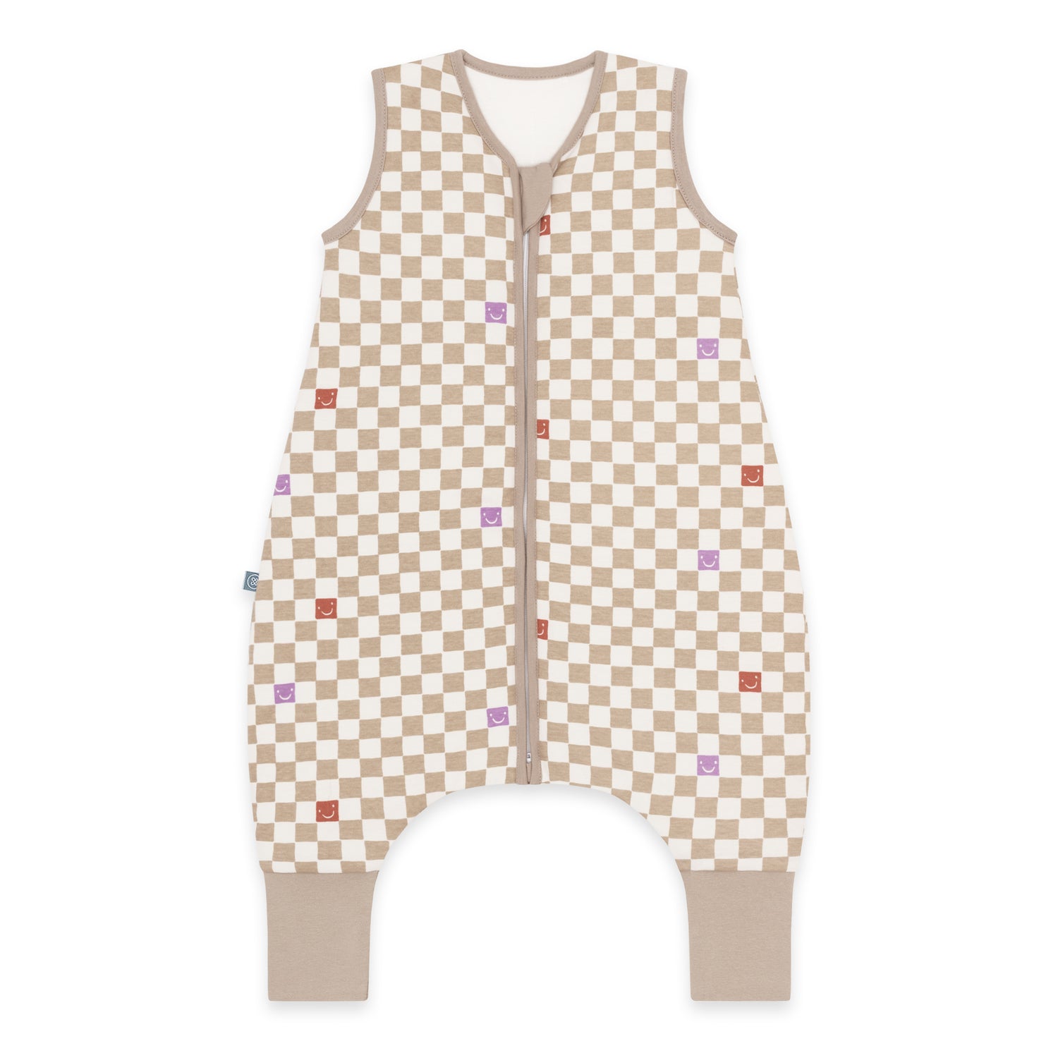 Aus weicher Bio-Baumwolle gefertigt, um die zarte Haut Deines Babys zu verwöhnen. Mit leichter Fütterung sorgt dieser Schlafsack von Emma & Noah für gemütliche Wärme, während die Füßchen für ungestörte Bewegungsfreiheit sorgen – tagsüber wie nachts. Ideal für kühle Nächte (2,5 TOG) bei Raumtemperaturen von 16°C bis 20°C. Dein kleiner Schatz bleibt sicher eingekuschelt, ohne sich zu befreien. Der praktische Reißverschluss macht das An- und Ausziehen zum Kinderspiel, und die erstklassige Verarbeitung gara