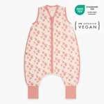 Der Schlafsack aus 100% Bio-Baumwolle mit 0.5 TOG hält Dein Baby warm, leicht und atmungsaktiv. Er bietet maximale Bewegungsfreiheit und sorgt für sicheren Schlaf, da das Gesicht frei bleibt und der Schlafsack nicht verrutschen kann. Der Komfort-Reißverschluss schützt das Kinn, während weiche Abschlüsse am Hals und den Armen für angenehmes Tragegefühl sorgen. Ideal für ruhige Nächte und entspanntes Träumen.