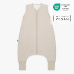 Der Schlafsack aus 100% Bio-Baumwolle mit 1.0 TOG hält Dein Baby warm, leicht und atmungsaktiv. Er bietet maximale Bewegungsfreiheit und sorgt für sicheren Schlaf, da das Gesicht frei bleibt und der Schlafsack nicht verrutschen kann. Der Komfort-Reißverschluss schützt das Kinn, während weiche Abschlüsse am Hals und den Armen für angenehmes Tragegefühl sorgen. Ideal für ruhige Nächte und entspanntes Träumen.