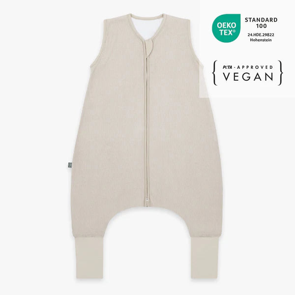 Dieser Schlafsack aus Bio-Baumwolle hält Dein Baby bei kühlen Temperaturen warm und bequem. Die leichte Fütterung sorgt für angenehme Wärme, während der Reißverschluss und die Umschlag-Füße einfache Handhabung und zusätzlichen Schutz bieten. Perfekt für sichere Nächte bei 16–20 °C.