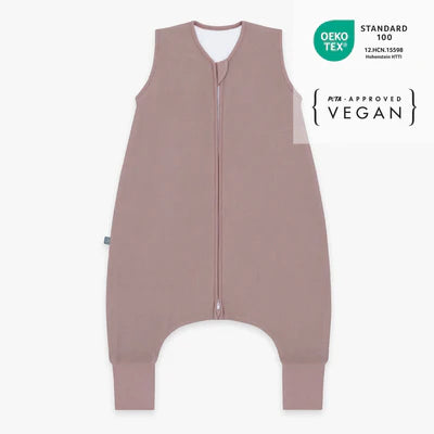 Der Schlafsack aus 100% Bio-Baumwolle mit 1.0 TOG hält Dein Baby warm, leicht und atmungsaktiv. Er bietet maximale Bewegungsfreiheit und sorgt für sicheren Schlaf, da das Gesicht frei bleibt und der Schlafsack nicht verrutschen kann. Der Komfort-Reißverschluss schützt das Kinn, während weiche Abschlüsse am Hals und den Armen für angenehmes Tragegefühl sorgen. Ideal für ruhige Nächte und entspanntes Träumen.