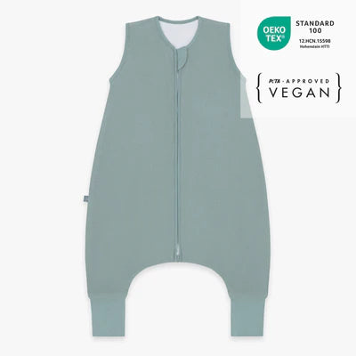 Der Schlafsack aus 100% Bio-Baumwolle mit 1.0 TOG hält Dein Baby warm, leicht und atmungsaktiv. Er bietet maximale Bewegungsfreiheit und sorgt für sicheren Schlaf, da das Gesicht frei bleibt und der Schlafsack nicht verrutschen kann. Der Komfort-Reißverschluss schützt das Kinn, während weiche Abschlüsse am Hals und den Armen für angenehmes Tragegefühl sorgen. Ideal für ruhige Nächte und entspanntes Träumen.
