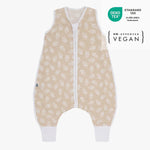 Der 1.0 TOG Musselin-Schlafsack aus 100 % Bio-Baumwolle hält Ihr Baby angenehm warm und sorgt dank seines leichten, atmungsaktiven Materials für ruhige Nächte. Mit Füßen ausgestattet, bietet er maximale Bewegungsfreiheit und verhindert, dass das Gesicht bedeckt wird, was die Sicherheit beim Schlafen erhöht. Der weiche Komfort-Reißverschluss mit Kinnschutz und der sanft eingefasste Halsausschnitt garantieren hohen Tragekomfort. Ideal für sicheren und entspannten Babyschlaf.