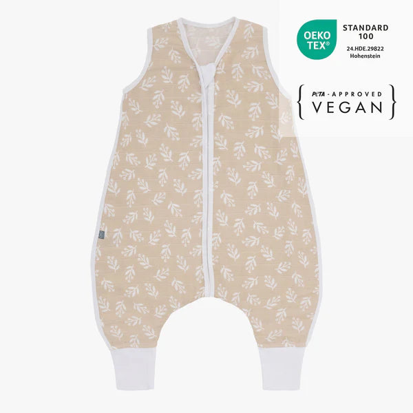 Der 1.0 TOG Musselin-Schlafsack aus 100 % Bio-Baumwolle hält Ihr Baby angenehm warm und sorgt dank seines leichten, atmungsaktiven Materials für ruhige Nächte. Mit Füßen ausgestattet, bietet er maximale Bewegungsfreiheit und verhindert, dass das Gesicht bedeckt wird, was die Sicherheit beim Schlafen erhöht. Der weiche Komfort-Reißverschluss mit Kinnschutz und der sanft eingefasste Halsausschnitt garantieren hohen Tragekomfort. Ideal für sicheren und entspannten Babyschlaf.