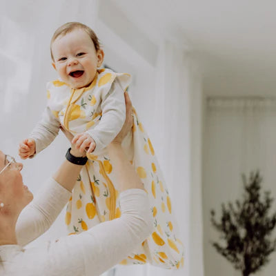 Der 1.0 TOG Musselin-Schlafsack aus 100 % Bio-Baumwolle hält Ihr Baby angenehm warm und sorgt dank seines leichten, atmungsaktiven Materials für ruhige Nächte. Mit Füßen ausgestattet, bietet er maximale Bewegungsfreiheit und verhindert, dass das Gesicht bedeckt wird, was die Sicherheit beim Schlafen erhöht. Der weiche Komfort-Reißverschluss mit Kinnschutz und der sanft eingefasste Halsausschnitt garantieren hohen Tragekomfort. Ideal für sicheren und entspannten Babyschlaf.