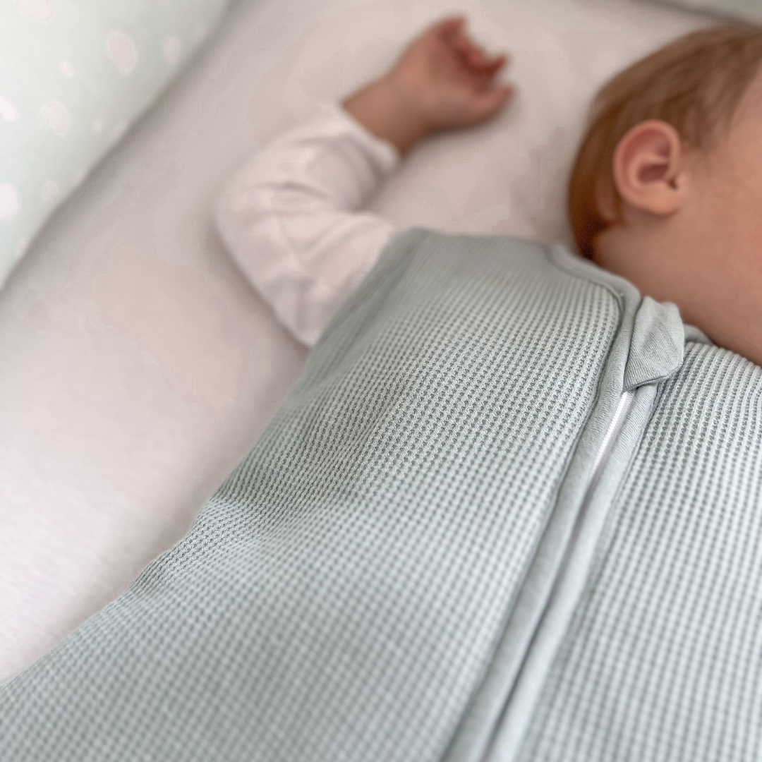 Der Kugelschlafsack von Emma & Noah hat eine weiche Bio-Baumwolle und leichte Fütterung. Diese hält Dein Baby warm und kuschelig. Der praktische Reißverschluss sorgt für einfaches An- und Ausziehen. Perfekt für kühle Nächte bei 16–20°C (TOG 2.5) und viel Bewegungsfreiheit. So schläft Dein kleiner Liebling sicher und behaglich durch die Nacht!