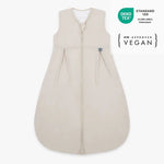 Der 1.0 TOG Musselin-Schlafsack aus 100 % Bio-Baumwolle hält Ihr Baby angenehm warm und sorgt dank seines leichten, atmungsaktiven Materials für ruhige Nächte. Mit Füßen ausgestattet, bietet er maximale Bewegungsfreiheit und verhindert, dass das Gesicht bedeckt wird, was die Sicherheit beim Schlafen erhöht. Der weiche Komfort-Reißverschluss mit Kinnschutz und der sanft eingefasste Halsausschnitt garantieren hohen Tragekomfort. Ideal für sicheren und entspannten Babyschlaf.