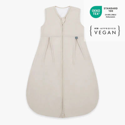 Der 1.0 TOG Musselin-Schlafsack aus 100 % Bio-Baumwolle hält Ihr Baby angenehm warm und sorgt dank seines leichten, atmungsaktiven Materials für ruhige Nächte. Mit Füßen ausgestattet, bietet er maximale Bewegungsfreiheit und verhindert, dass das Gesicht bedeckt wird, was die Sicherheit beim Schlafen erhöht. Der weiche Komfort-Reißverschluss mit Kinnschutz und der sanft eingefasste Halsausschnitt garantieren hohen Tragekomfort. Ideal für sicheren und entspannten Babyschlaf.