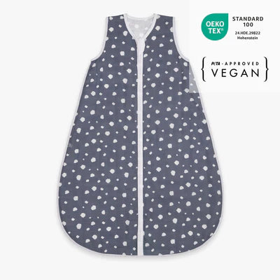 Der 0.5 TOG Musselin-Schlafsack aus 100% Bio-Baumwolle hält Dein Baby angenehm warm, ist leicht und atmungsaktiv. Er bietet maximale Bewegungsfreiheit und sorgt für sicheren Schlaf, da das Gesicht frei bleibt und der Schlafsack nicht verrutschen kann. Mit weichem Komfort-Reißverschluss und geschütztem Kinn garantiert er hohen Tragekomfort ohne Hautreizungen.
