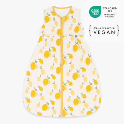 Der 1.0 TOG Musselin-Schlafsack aus 100 % Bio-Baumwolle hält Ihr Baby angenehm warm und sorgt dank seines leichten, atmungsaktiven Materials für ruhige Nächte. Mit Füßen ausgestattet, bietet er maximale Bewegungsfreiheit und verhindert, dass das Gesicht bedeckt wird, was die Sicherheit beim Schlafen erhöht. Der weiche Komfort-Reißverschluss mit Kinnschutz und der sanft eingefasste Halsausschnitt garantieren hohen Tragekomfort. Ideal für sicheren und entspannten Babyschlaf.