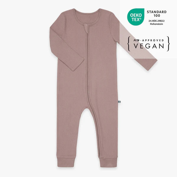 Unsere emma & noah Babyschlafanzüge aus atmungsaktivem Viskose-Baumwoll-Mix sorgen für angenehmen Schlaf. Der praktische Reißverschluss mit Kinnschutz erleichtert das An- und Ausziehen sowie das Wickeln. Offene Füße fördern die Bewegungsfreiheit bei den ersten Entdeckungen.
