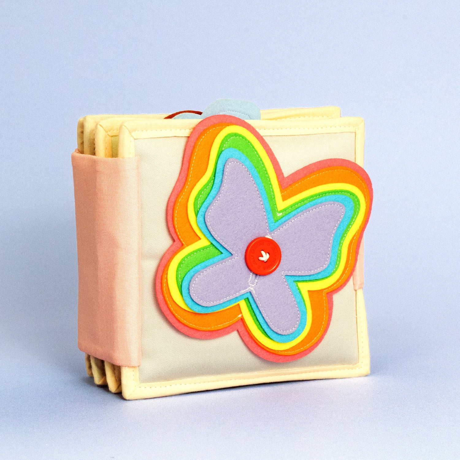 uf 6 farbenfrohen Seiten fordert unser flatternder Schmetterling - Quiet Book dein Kind auf seine Fantasie zu entfalten und motorische Fähigkeiten herauszufordern. Die weichen, spannenden Seiten sind perfekt für alle Kinder ab 18 Monaten.